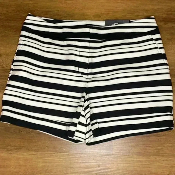 Apt 9 Women’s 10 Striped 5” Inseam Mid-Rise Shorts - Picture 1 of 8
